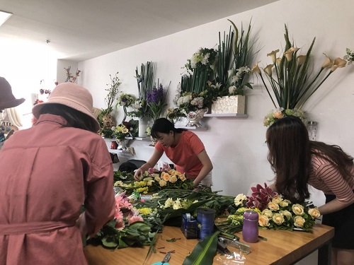 35歲零基礎學花藝師是到花店當學徒還是去花藝學校學好？